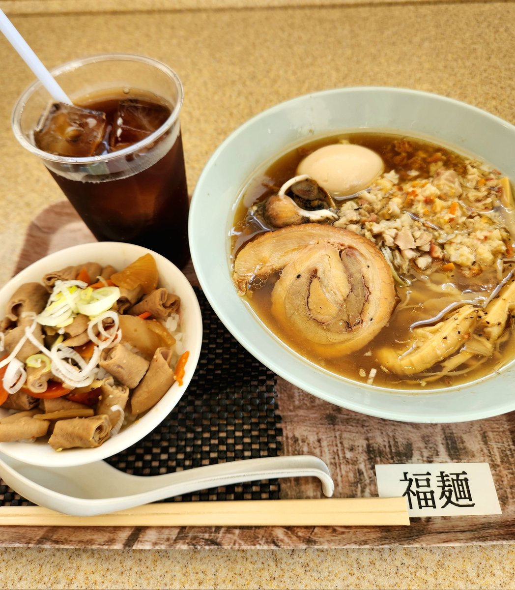 久々の福麺さん🍜👻
今日の出汁は石影貝&amp;北寄貝&amp;磯つぶ貝🐚
貝の旨味&amp;ジンジャー貝ソースが凄く美味しくて､ホッとする味
冷房が効いている室内だけど､お腹が温まる薬膳効果🫚
今日も美味しいラーメンご馳走様でした😋
フクメンクンも可愛かった😍
(引用参照)
#福麺 
x.com/cocoa_air31/st…