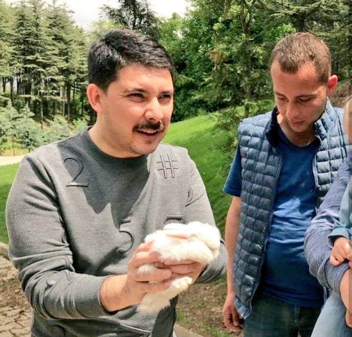 İçten bir samimiyet, sevgi ve merhametin resmi..

Objektifimizden...
#Cumhurbaşkanlığı Özel Kalem Müdürümüz Büyükelçi Prof. Dr. Sayın Hasan Doğan (<a href="/hasandogan/">Hasan Doğan</a>) hocamız ile..

#hasandogan #hasandoğan