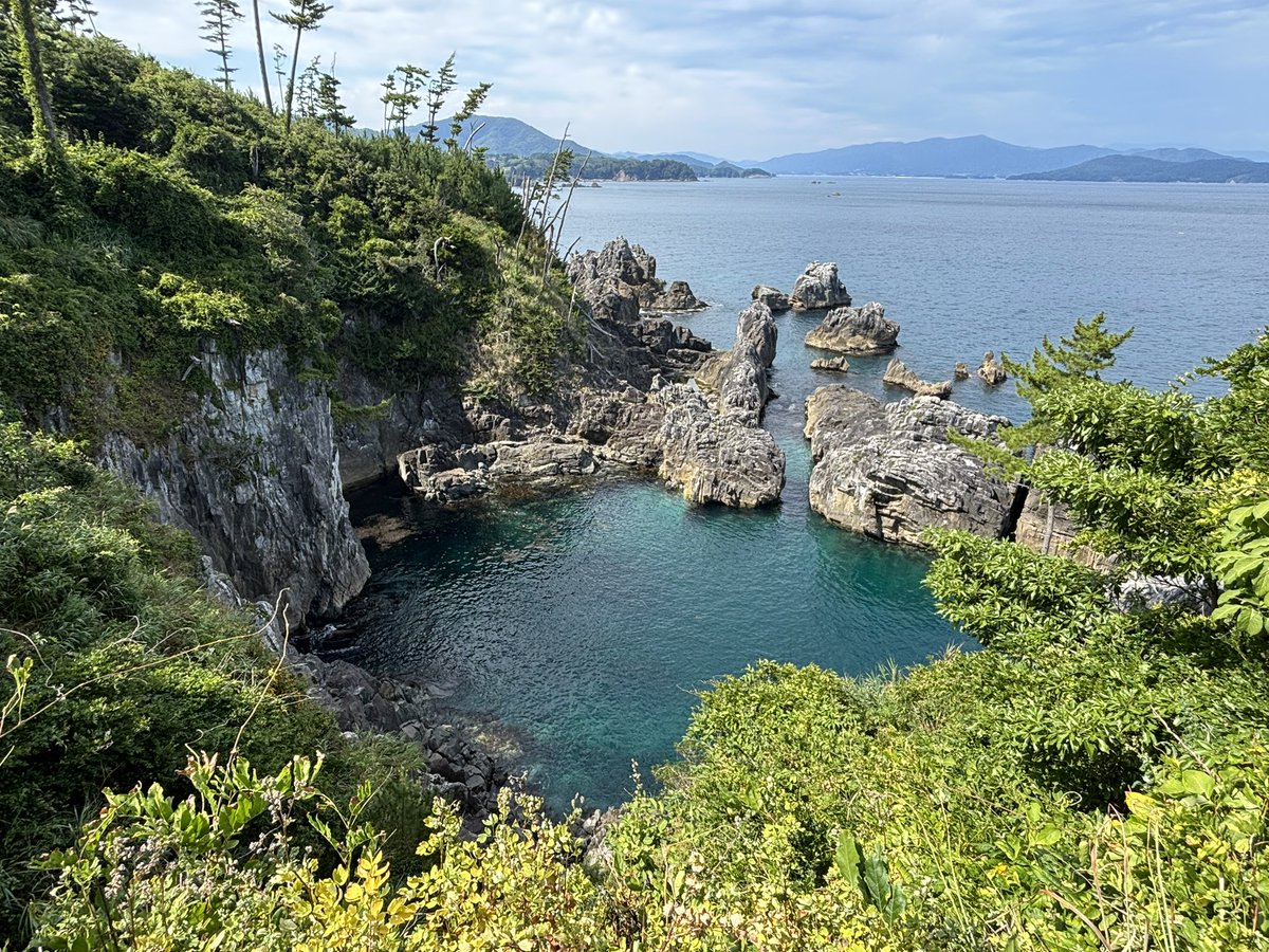 宮城県気仙沼市唐桑半島巨釜半造。打石、打石を模したカツオ揚げカレー、トド岩、水取場。12時に気温36度で岬まで突撃。帰りの登り階段が遠い。流石に宮城県まで来ると全然避暑ではないな。