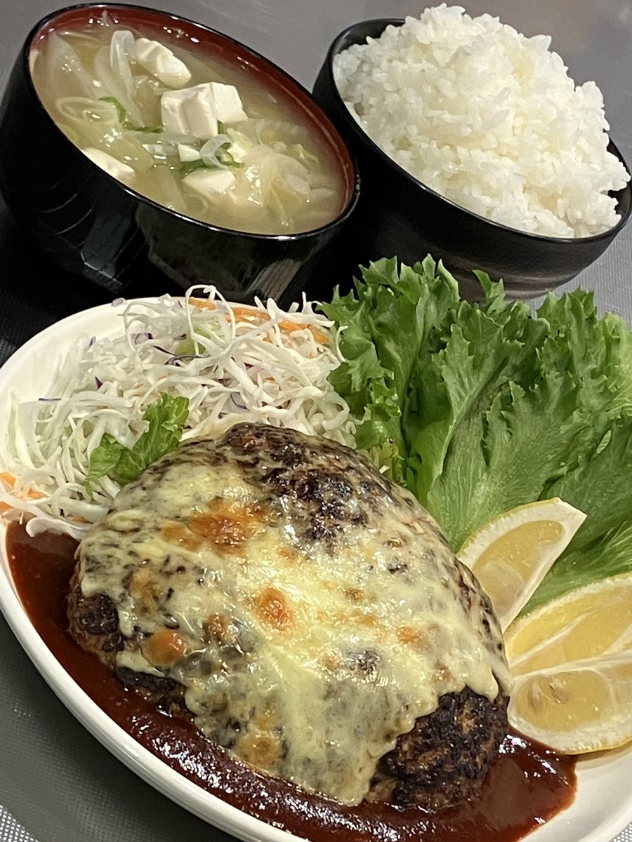 sense_kabu's tweet photo. 今日はおおきなチーズハンバーグ定食を食べました。おいしかったです。 https://t.co/BJSLd1gokq