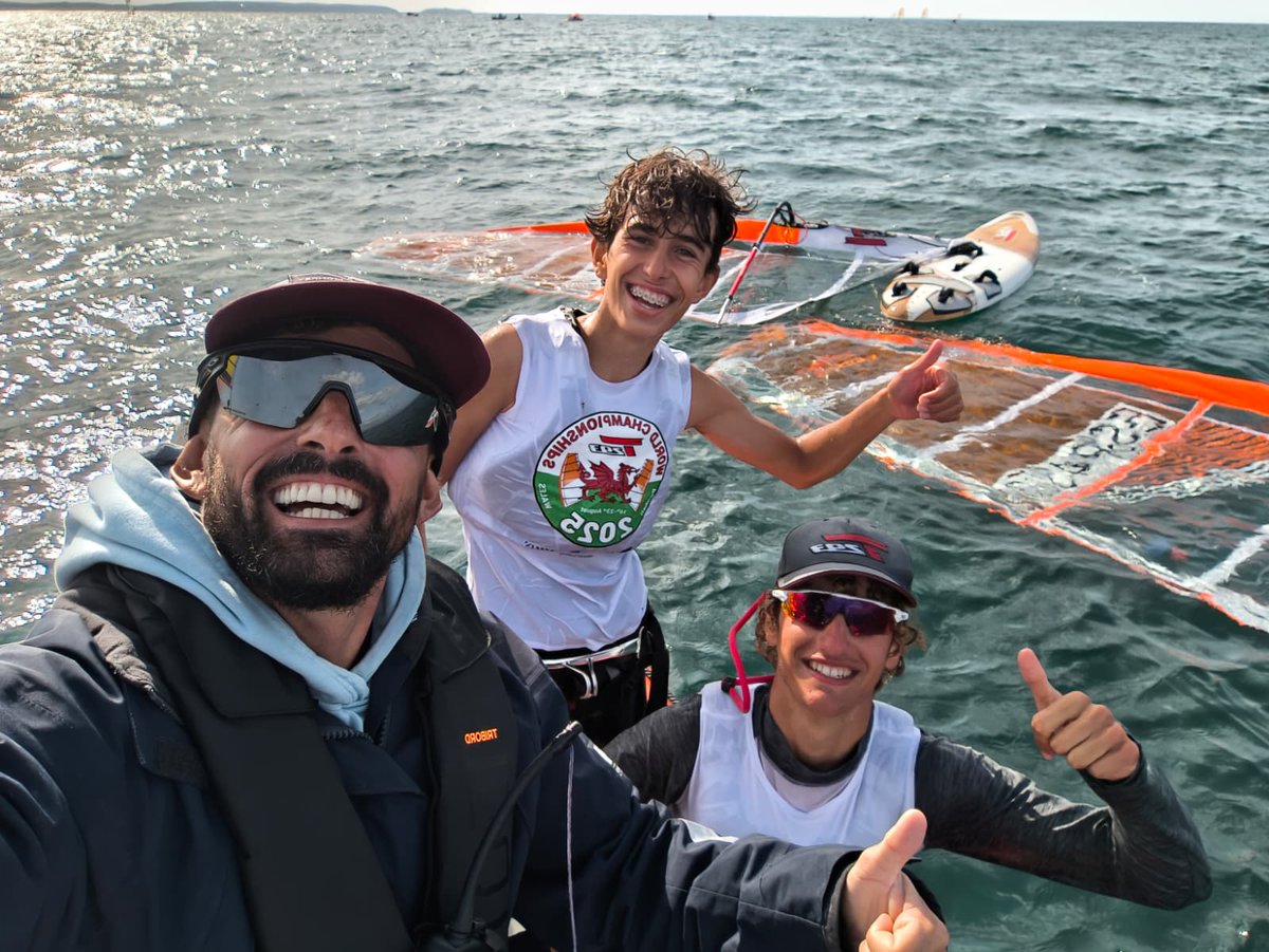 Club Náutico Sevilla (@cnauticosevilla) on Twitter photo ⛵ Campeonato del Mundo de <a href="/Techno293/">Techno 293</a> 🌍
🥇 La windsurfista del Club Náutico Sevilla Olivia Sánchez Moral revalida título sub15 en Gales, donde Curro Simbad Llorca es 8º sub17
📰 clubnauticosevilla.com/campeonato-del…
#SomosNáutico @deporteand <a href="/Ayto_Sevilla/">Ayuntamiento de Sevilla</a> <a href="/FAndaluzaVela/">Federación Andaluza de Vela</a> <a href="/FAOlimpica/">Fundación Andalucía Olímpica</a> ⛵ Campeonato del Mundo de <a href="/Techno293/">Techno 293</a> 🌍
🥇 La windsurfista del Club Náutico Sevilla Olivia Sánchez Moral revalida título sub15 en Gales, donde Curro Simbad Llorca es 8º sub17
📰 clubnauticosevilla.com/campeonato-del…
#SomosNáutico @deporteand <a href="/Ayto_Sevilla/">Ayuntamiento de Sevilla</a> <a href="/FAndaluzaVela/">Federación Andaluza de Vela</a> <a href="/FAOlimpica/">Fundación Andalucía Olímpica</a>