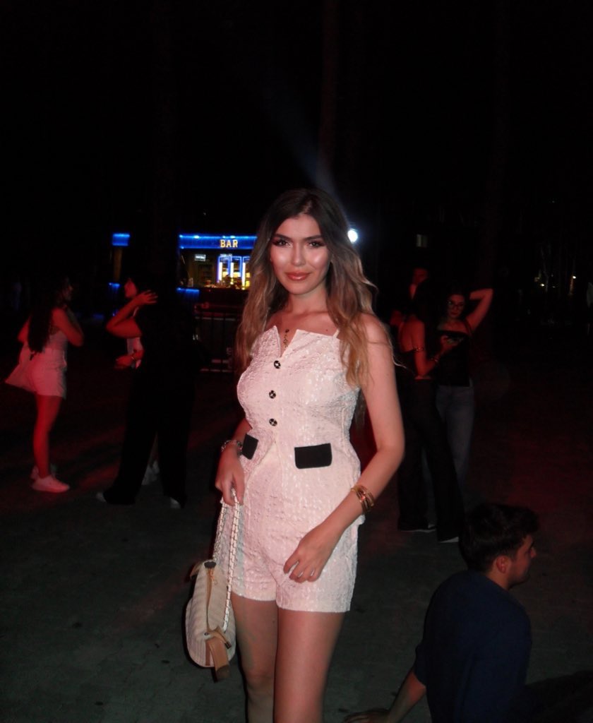 Bilmiyor ki bu kız az sonra Baygınlıktan (sıcaktır)
<a href="/emircanigrek/">Emir Can İğrek</a> dinleyemeden ayrılacak 🥺