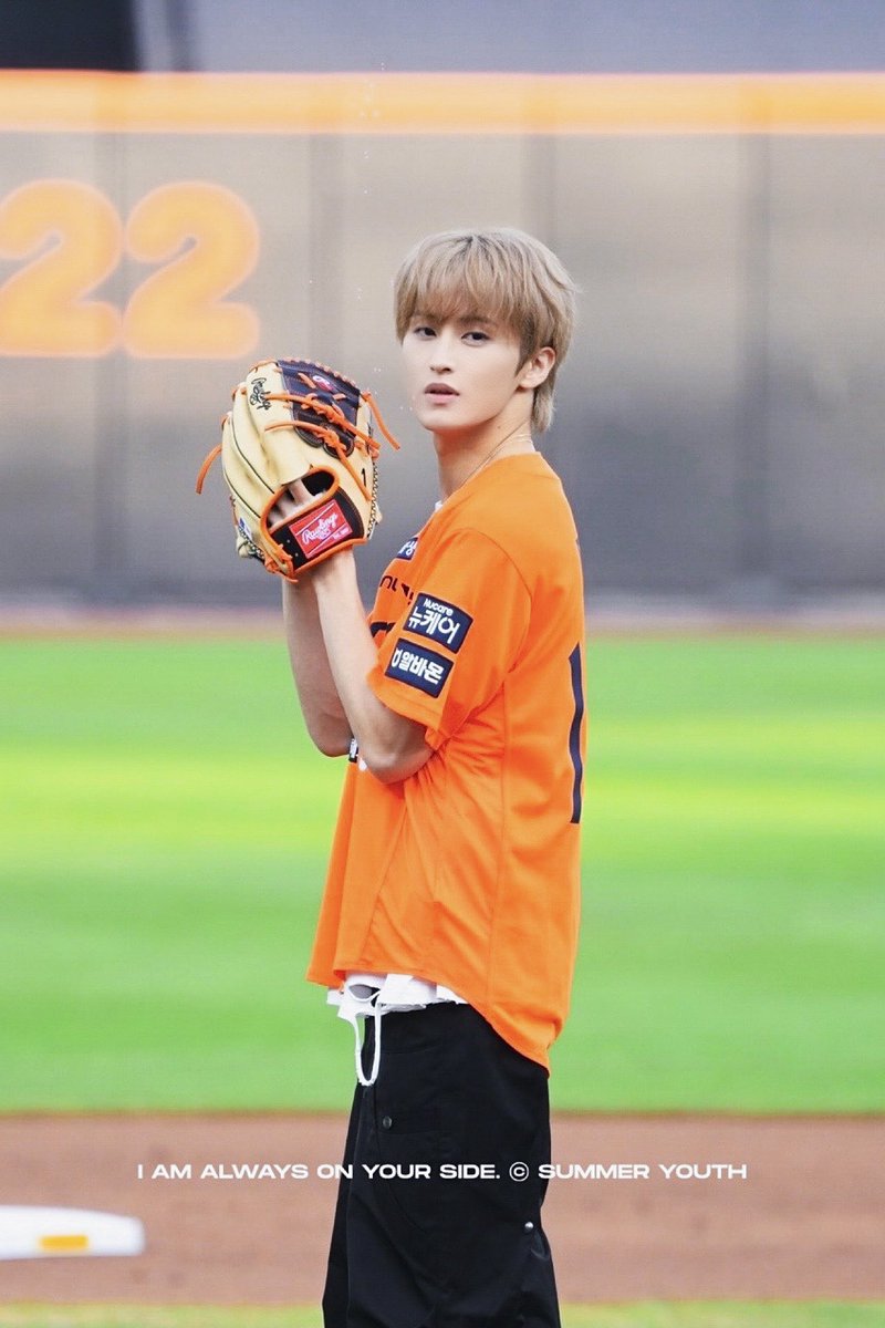 marklee_kr's tweet photo. 250823 승요가자🧡🧡🧡 #MARK #마크 #MarkLee1stPitch #HanwhaEaglesxMark https://t.co/mcPvcX3VBL