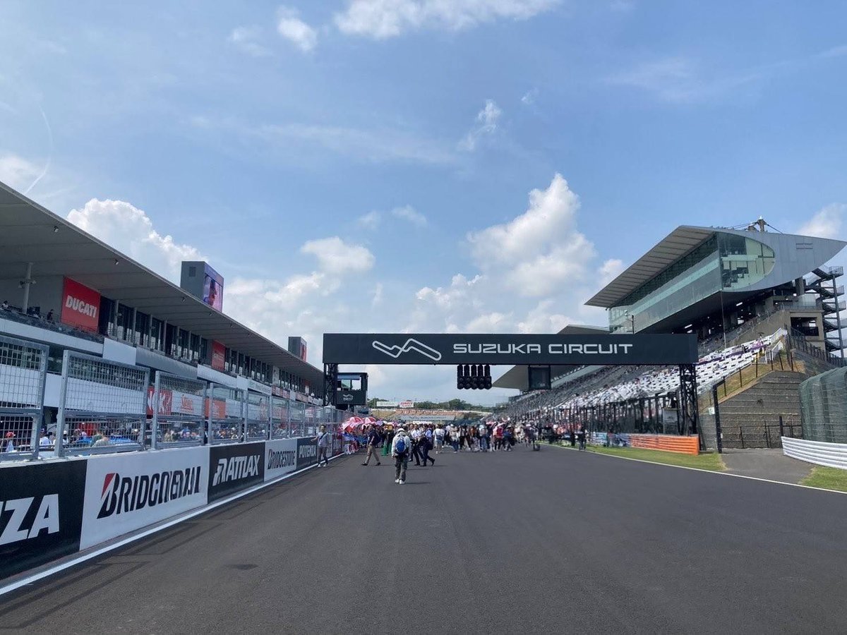 YKazuo3's tweet photo. 今日は、とある招待券により鈴鹿サーキットへ🏁

朝イチは駐車場でバタバタとしましたが（ケニさん、慌てててスミマセン💦）、
それ以降はピットウォーク・中継車見学・ラウンジ満喫、と充実した一日。

過去1でグレードの高いお席だったので、招待した先輩も喜んでもらったようで何より😊 https://t.co/PnfWiEYKlT
