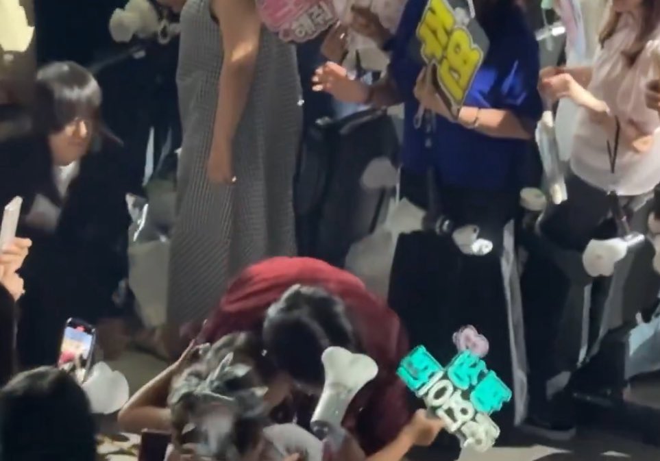 the little girl was holding a slogan that said "always on juyeon's side" 😭🥹