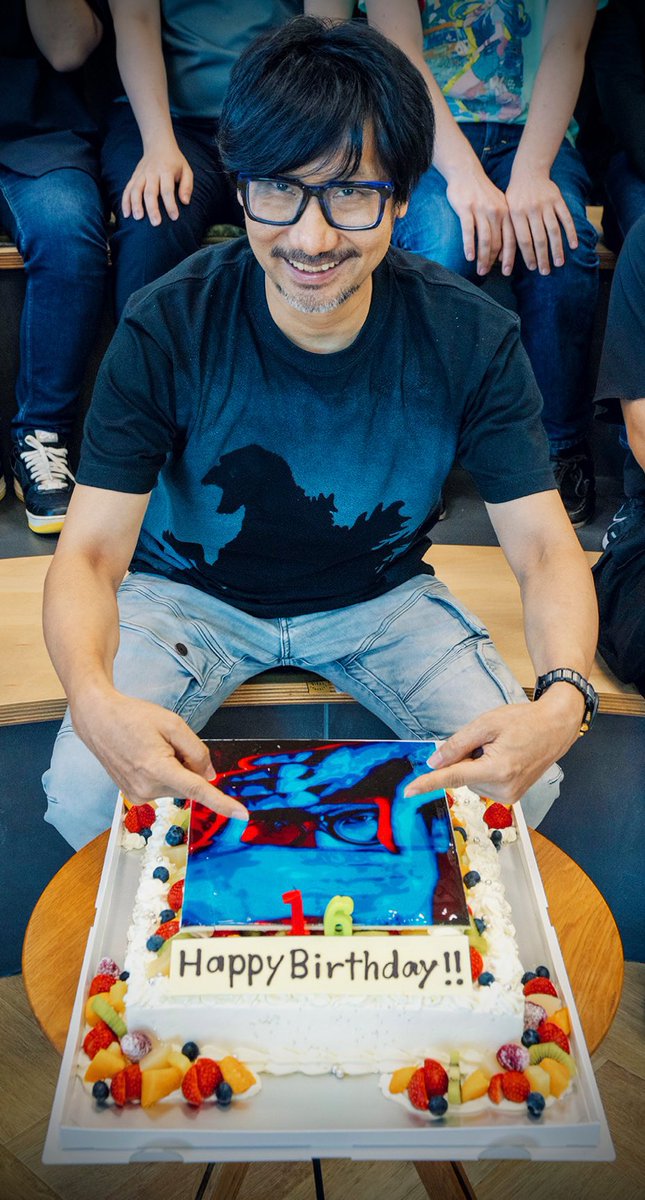 Alexcobovil 📸 (@alexcobovi) on Twitter photo Happy Birthday <a href="/Kojima_Hideo/">小島秀夫</a> 🎂🎉😍 
Your games aren’t just art 🎨, they’re bridges 🌉 that connect people 🤝. Thank you for giving us worlds 🌎 where we feel at home 🏡 Happy Birthday <a href="/Kojima_Hideo/">小島秀夫</a> 🎂🎉😍 
Your games aren’t just art 🎨, they’re bridges 🌉 that connect people 🤝. Thank you for giving us worlds 🌎 where we feel at home 🏡