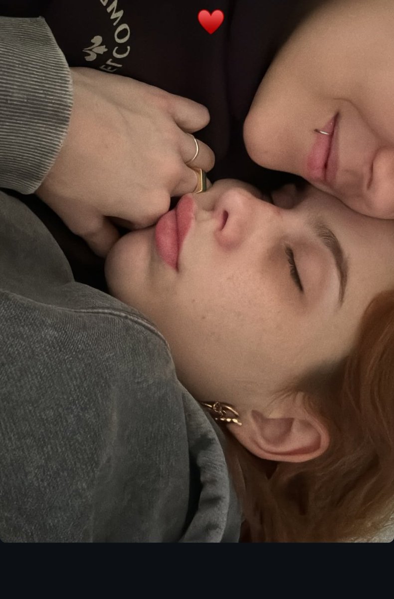 sendo q elas são o casal mais lindo do mundo todo