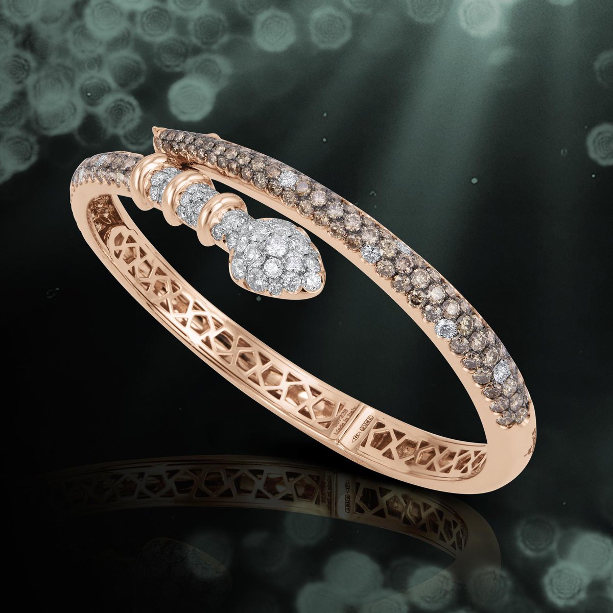 Staurinofratell's tweet image. A bracelet made of rose gold python, adorned with pavé white and champagne diamonds. Features a spring opening with a safety mechanism and a flexible head

#RoseGold #PythonBracelet #DiamondJewelry #LuxuryAccessories #FashionStatement #JewelryDesign #SpringOpening #ElegantStyle