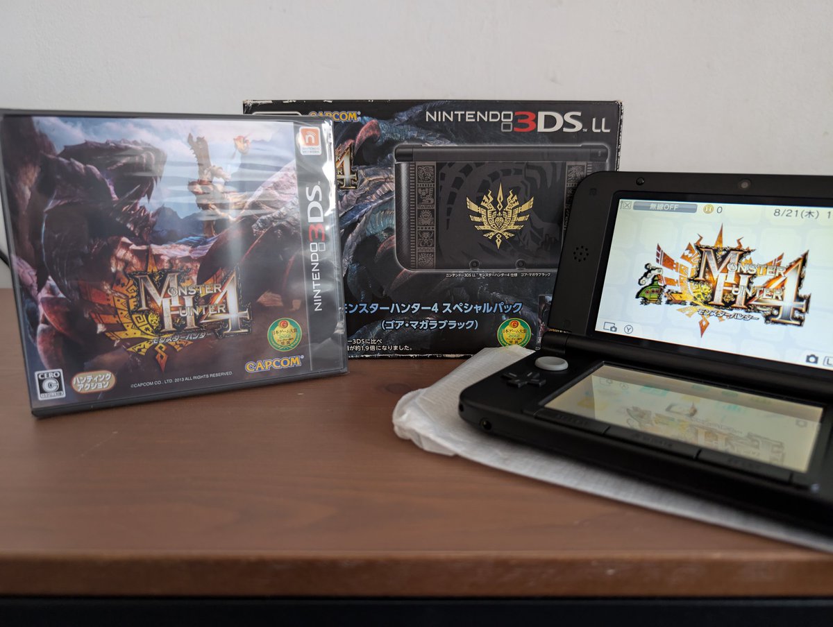 MonHanFuru's tweet image. Nintendo #3DSLL (XL) japonesa edición #MH4U
La consola negra con el logo en dorado me parece una auténtica preciosidad, e incluye el juego físico, nada de preinstalado ❤️😁
El detallito de poner a Sophia en modo chibi es EL TOQUE 👌🏻
#MonsterHunter #フィードバックレポート