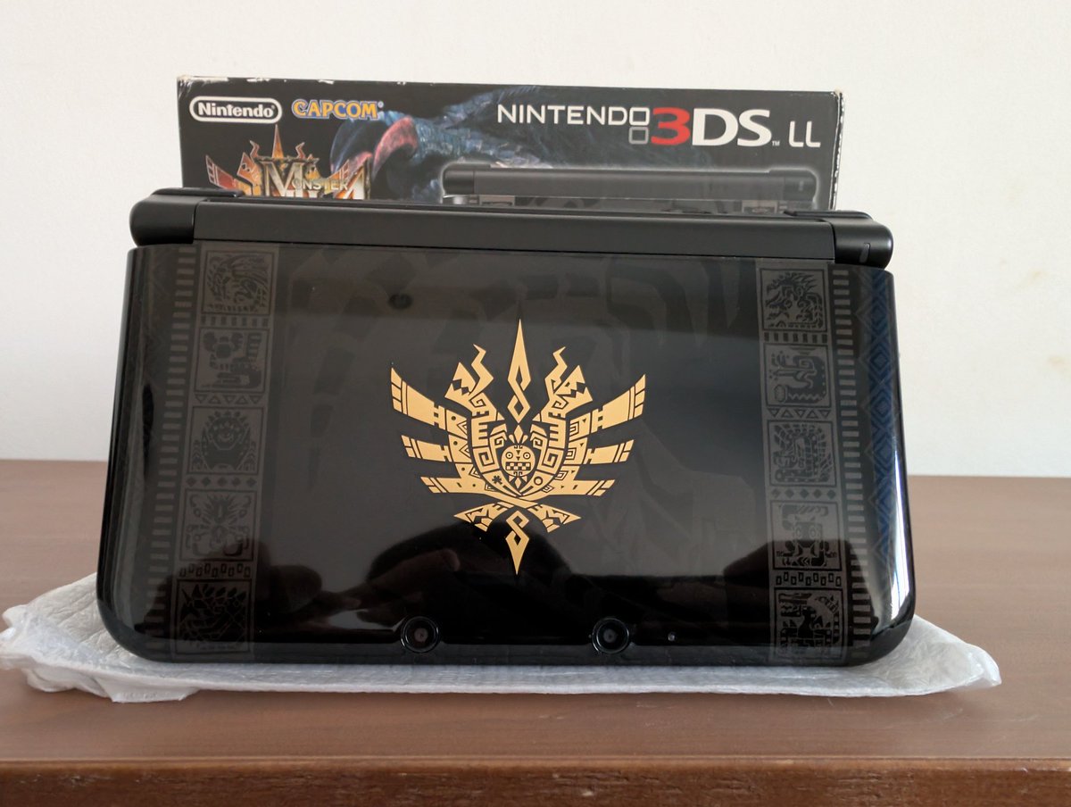 MonHanFuru's tweet image. Nintendo #3DSLL (XL) japonesa edición #MH4U
La consola negra con el logo en dorado me parece una auténtica preciosidad, e incluye el juego físico, nada de preinstalado ❤️😁
El detallito de poner a Sophia en modo chibi es EL TOQUE 👌🏻
#MonsterHunter #フィードバックレポート