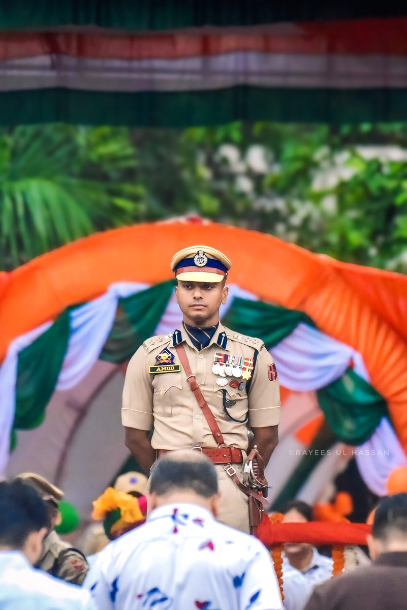 RayeesUlHassan6's tweet photo. Behind the uniform stands a man of principles, behind the medals stands a legacy of service, behind the calm stands a fire of dedication.
#jkpolice #ips #khaki #sspudhampur #Udhampur https://t.co/8Uv6hvReM6