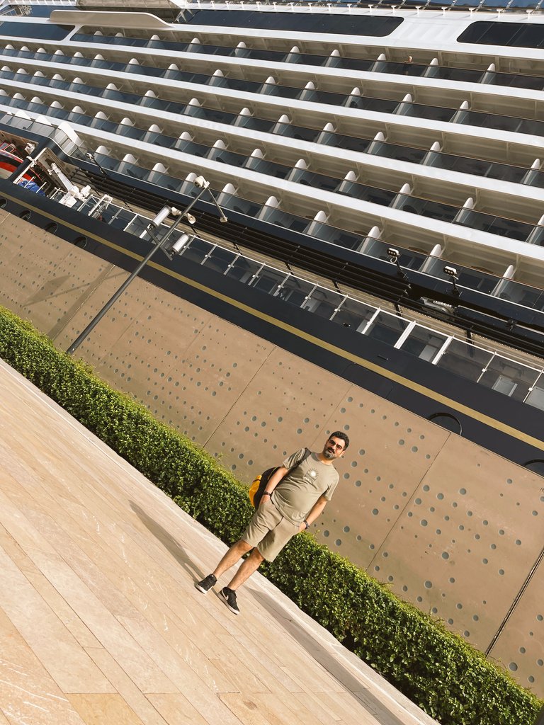 Orhan Veli'nin İstanbul'u dinlediği yerdeyim..