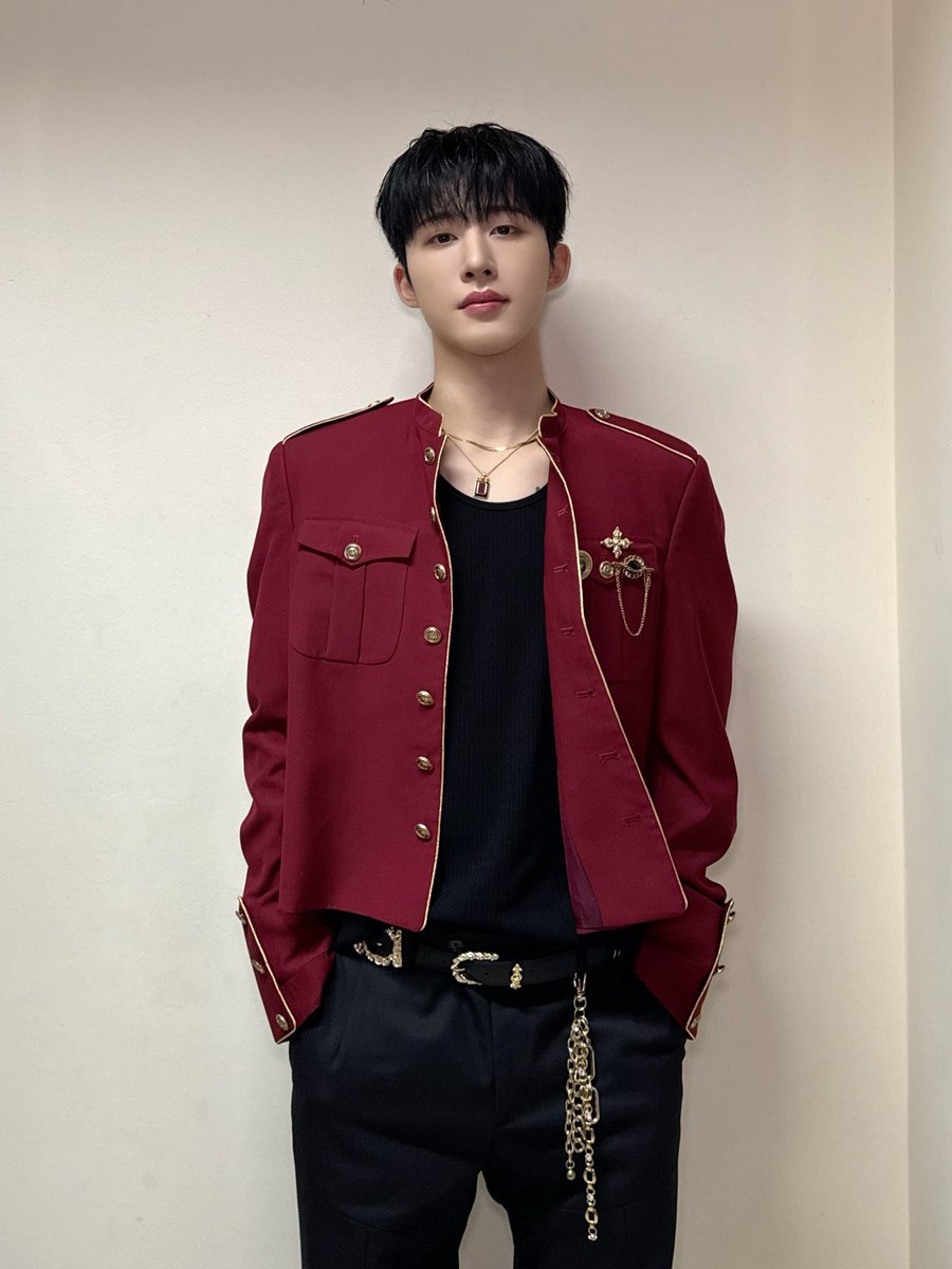 ฮันบินรูปนี้หล่อมากอ่ะ กรุงเทพก็อยากเห็นผมดำ กลับมาencoreเถอะ😭