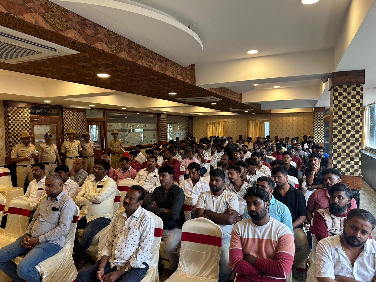 DCPNEBCP's tweet image. ಇಂದು ಯಲಹಂಕ ಪೊಲೀಸ್ ಠಾಣೆಯಲ್ಲಿ ಮಾಸಿಕ ಜನಸಂಪರ್ಕ ಸಭೆಯನ್ನು ಏರ್ಪಡಿಸಿದ್ದು, ಸಭೆಗೆ ಹಾಜರಾಗಿದ್ದ ಸಾರ್ವಜನಿಕರು ನೀಡಿದ ಸಲಹೆ, ಸೂಚನೆ ಹಾಗೂ ಅಹವಾಲುಗಳನ್ನು ಸ್ವೀಕರಿಸಿ ಪರಿಹಾರಗಳ ಬಗ್ಗೆ ಚರ್ಚೆ ಮಾಡಲಾಯಿತು ಮತ್ತು ಮುಂಬರುವ ಗಣೇಶ ಹಬ್ಬ, ಈದ್ ಮಿಲಾದ್ ಹಬ್ಬಗಳಲ್ಲಿ ಸಾರ್ವಜನಿಕರ ಒಳಗೊಳ್ಳುವಿಕೆ ಬಗ್ಗೆ ಸೂಚನೆಗಳನ್ನು ನೀಡಲಾಯಿತು..