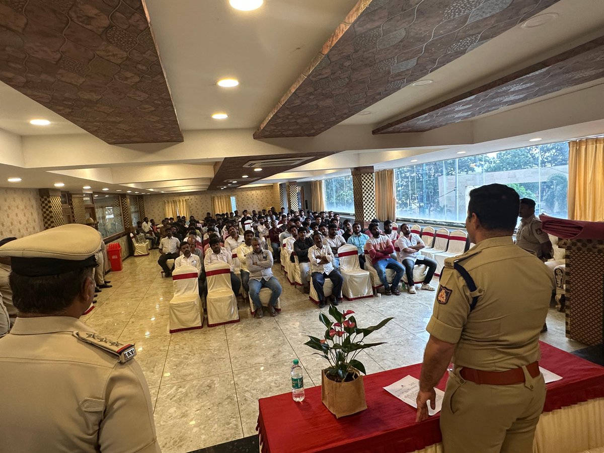 ಇಂದು ಯಲಹಂಕ ಪೊಲೀಸ್ ಠಾಣೆಯಲ್ಲಿ ಮಾಸಿಕ ಜನಸಂಪರ್ಕ ಸಭೆಯನ್ನು ಏರ್ಪಡಿಸಿದ್ದು, ಸಭೆಗೆ ಹಾಜರಾಗಿದ್ದ ಸಾರ್ವಜನಿಕರು ನೀಡಿದ ಸಲಹೆ, ಸೂಚನೆ ಹಾಗೂ ಅಹವಾಲುಗಳನ್ನು ಸ್ವೀಕರಿಸಿ ಪರಿಹಾರಗಳ ಬಗ್ಗೆ ಚರ್ಚೆ ಮಾಡಲಾಯಿತು ಮತ್ತು ಮುಂಬರುವ ಗಣೇಶ ಹಬ್ಬ, ಈದ್ ಮಿಲಾದ್ ಹಬ್ಬಗಳಲ್ಲಿ ಸಾರ್ವಜನಿಕರ ಒಳಗೊಳ್ಳುವಿಕೆ ಬಗ್ಗೆ ಸೂಚನೆಗಳನ್ನು ನೀಡಲಾಯಿತು..