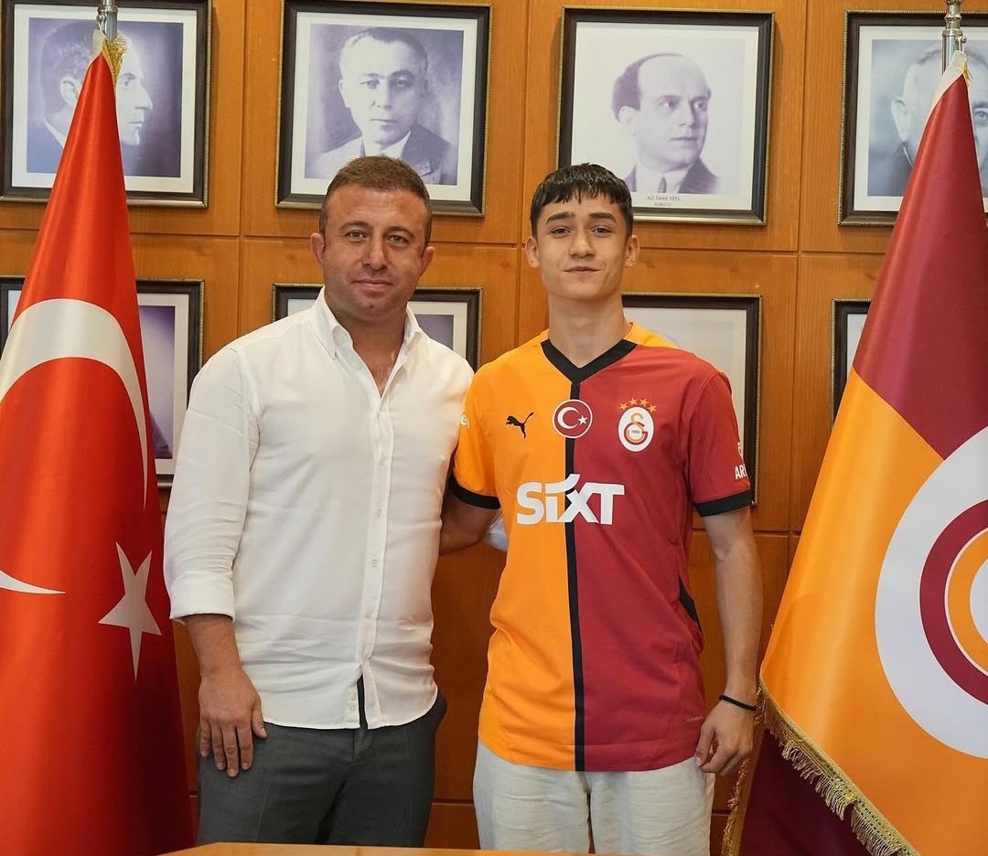 Henry (@fedaisi1905) on Twitter photo Ali Efe Çördek Galatasaray u19 oyuncusu şuan kiralık menajeri Tuncay Maldan bu çocukları kurtarın bu şahıstan <a href="/abdullahkavukcu/">Abdullah Kavukcu</a> <a href="/GalatasaraySK/">Galatasaray SK</a> Ali Efe Çördek Galatasaray u19 oyuncusu şuan kiralık menajeri Tuncay Maldan bu çocukları kurtarın bu şahıstan <a href="/abdullahkavukcu/">Abdullah Kavukcu</a> <a href="/GalatasaraySK/">Galatasaray SK</a>