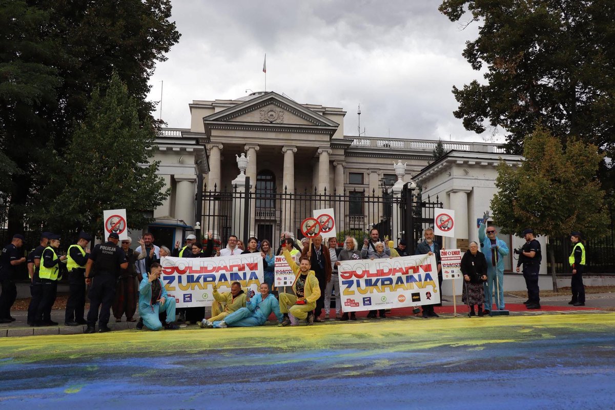 🇺🇦 Polish activists painted the street in front of the Russian Embassy in Warsaw in the colors of the Ukrainian flag on Ukraine's Flag Day.

📸: Natalia Panchenko / Facebook