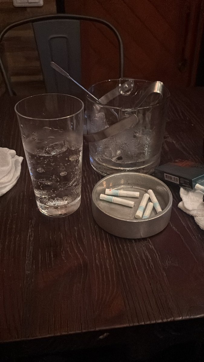 結局寝れなくて飲んでるの終わってる