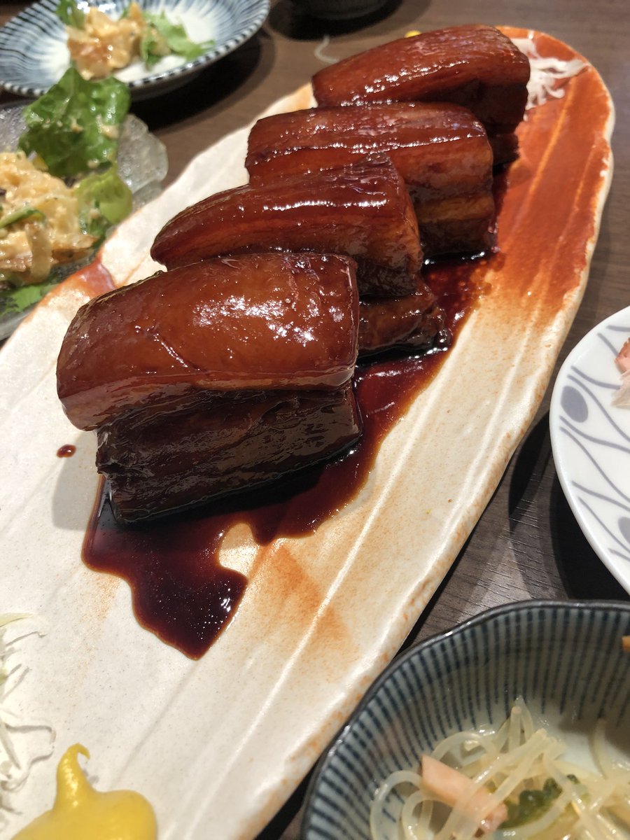 こちら解散しました。どうでもいい話をしているあいだに来年に向けてのいろいろな企画が立ったり大きな野心が語られたりしました。2軒目に寄った沖縄料理屋さんで食べたこれがとりわけおいしかったです。楽しかった！