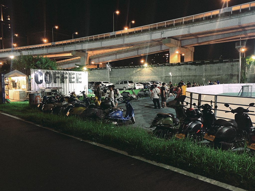 Deng_Weini's tweet photo. 夏夜晚風🌙
偉士牌車聚🛵
來杯咖啡☕️

#偉士牌

#河濱公園

#昔日咖啡 https://t.co/md47nfOwdv