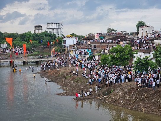 Stones Fly, Faith Stands Firm: 934 Injured In Madhya Pradesh's 'Gotmar' Fair To cope with the casualties, the administration rushed to set up six temporary health centres, manned by 58 doctors and 200 medical staff, even as 600 police personnel tried to maintain order.