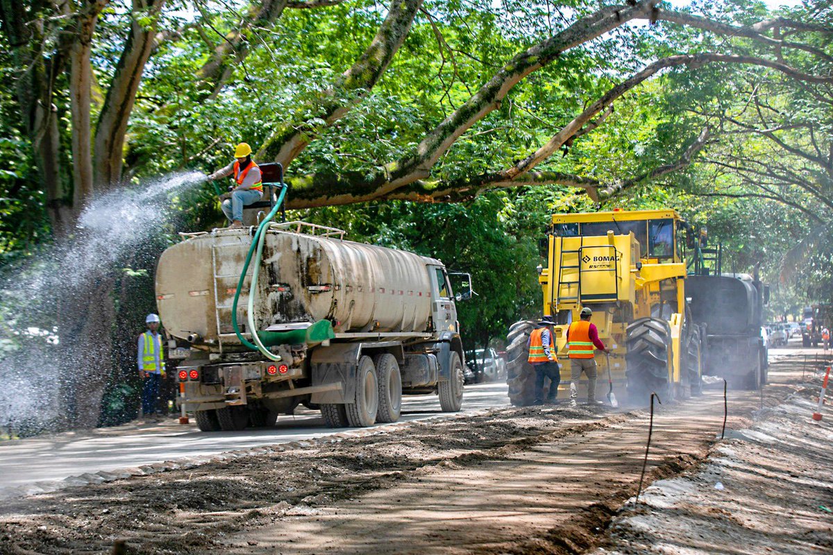 Danli - Trojes con la Presidenta <a href="/XiomaraCastroZ/">Xiomara Castro de Zelaya</a> 🚜🇭🇳