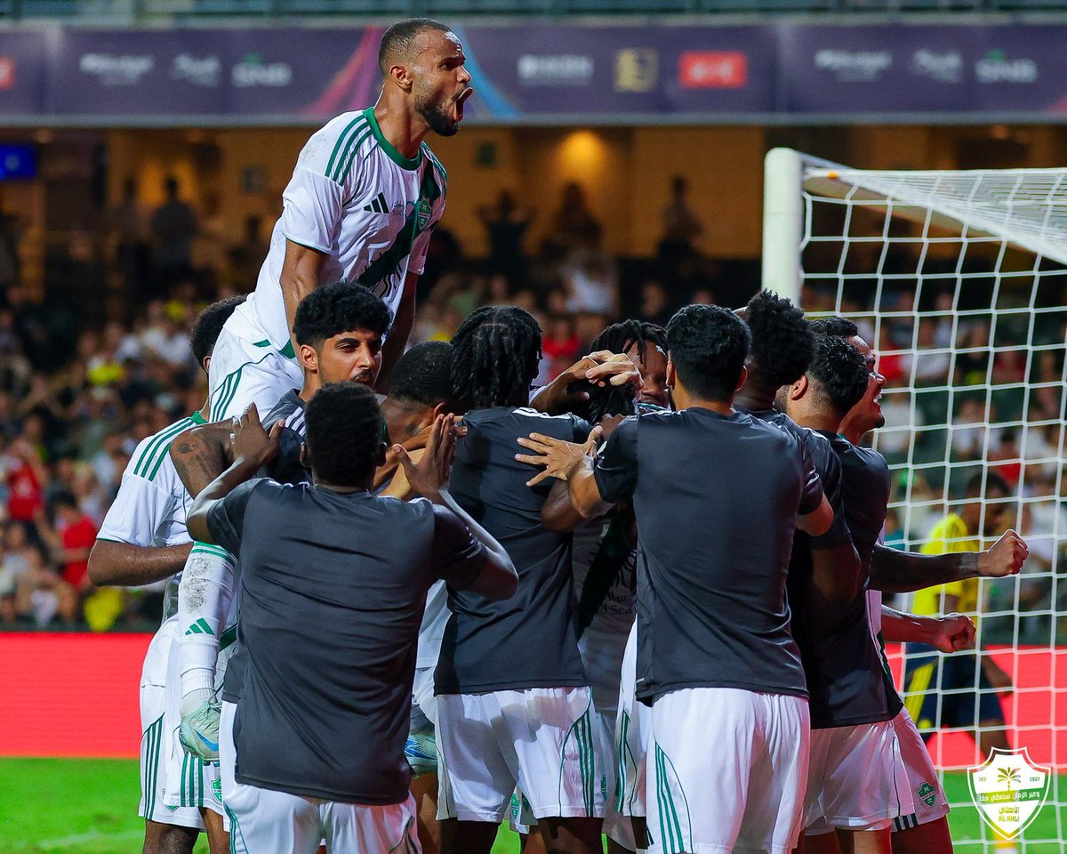 الحمد لله رب العالمين 
الف مبروووك ياملوووك💚

                                      #الاهلي_بطل_السوبر