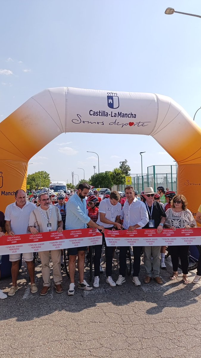 #VueltaCLMLeaderFem En el corte de cinta hemos tenido la presencia de Alberto Lara, alcalde <a href="/aytopedromunoz/">Ayto. de Pedro Muñoz</a>; Carlos Yuste, director deportes <a href="/gobjccm/">Gobierno de Castilla-La Mancha</a>; José Juan Fernández, director desarrollo rural; Almudena Moya, presidenta grupo desarrollo rural; y <a href="/JuradoMarcos/">Marcos Jurado</a>, ex-ciclista