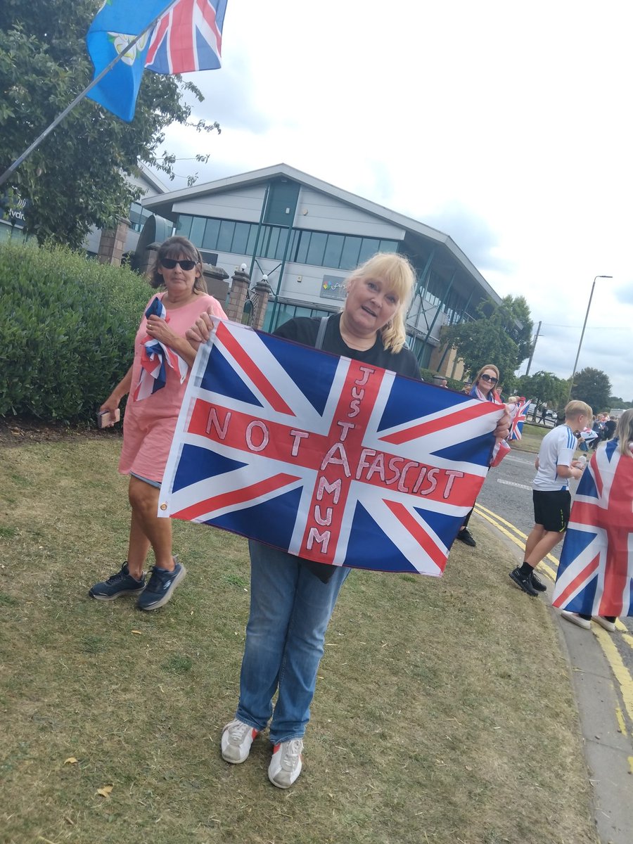 UTDbran_. 🇬🇧 (@brandon45249531) on Twitter photo A lovely lady at the Wakefield migrant  hotel protest holding a flag saying "Not a facist, just a mum"
A very simple yet powerful message 👏 🫡 ❤️ 🇬🇧 A lovely lady at the Wakefield migrant  hotel protest holding a flag saying "Not a facist, just a mum"
A very simple yet powerful message 👏 🫡 ❤️ 🇬🇧