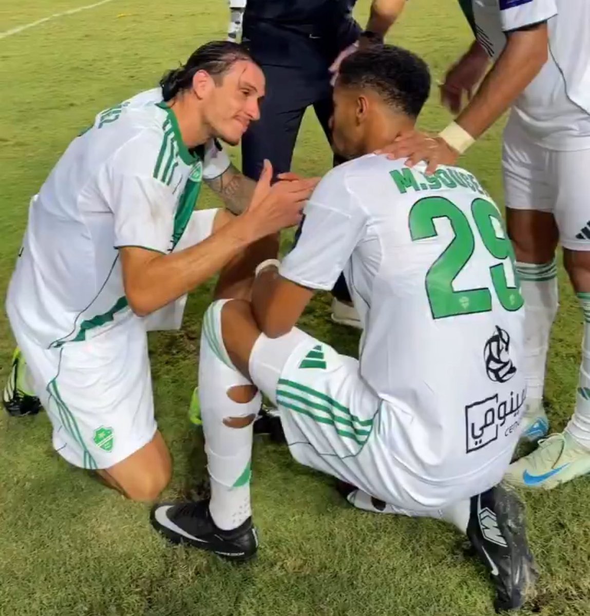 انت تبكي من مبكيك العن جده