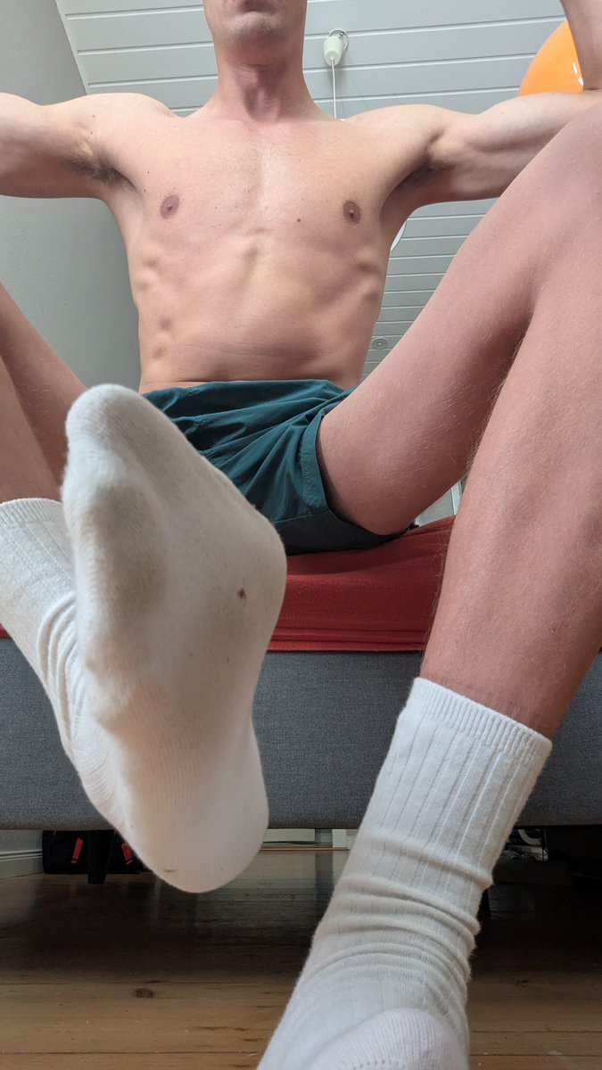 Your place? 😏

#dirty #manfeet #footfetısh