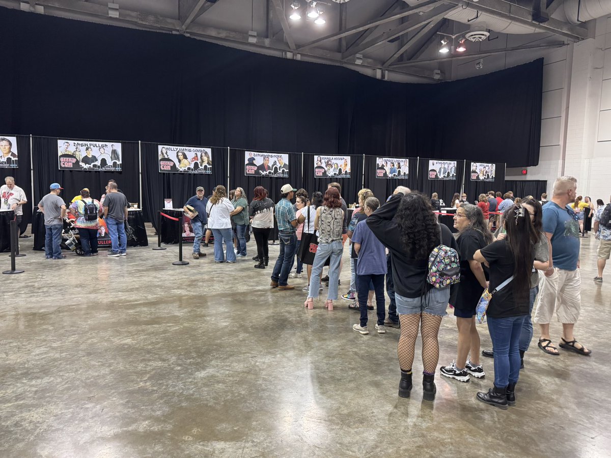 JoesAtmosfere's tweet image. Early line for my girl #HollyMarieCombs #Piper #Charmed #GeekDCon