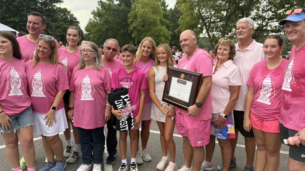 EricPointerTV's tweet image. Touching moment: Harding University presented Janie Grace Moss's family with a certificate of recognition at Saturday's memorial 5K. She was accepted to the university before her passing. #JanieGrace #HardingUniversity #Nashville