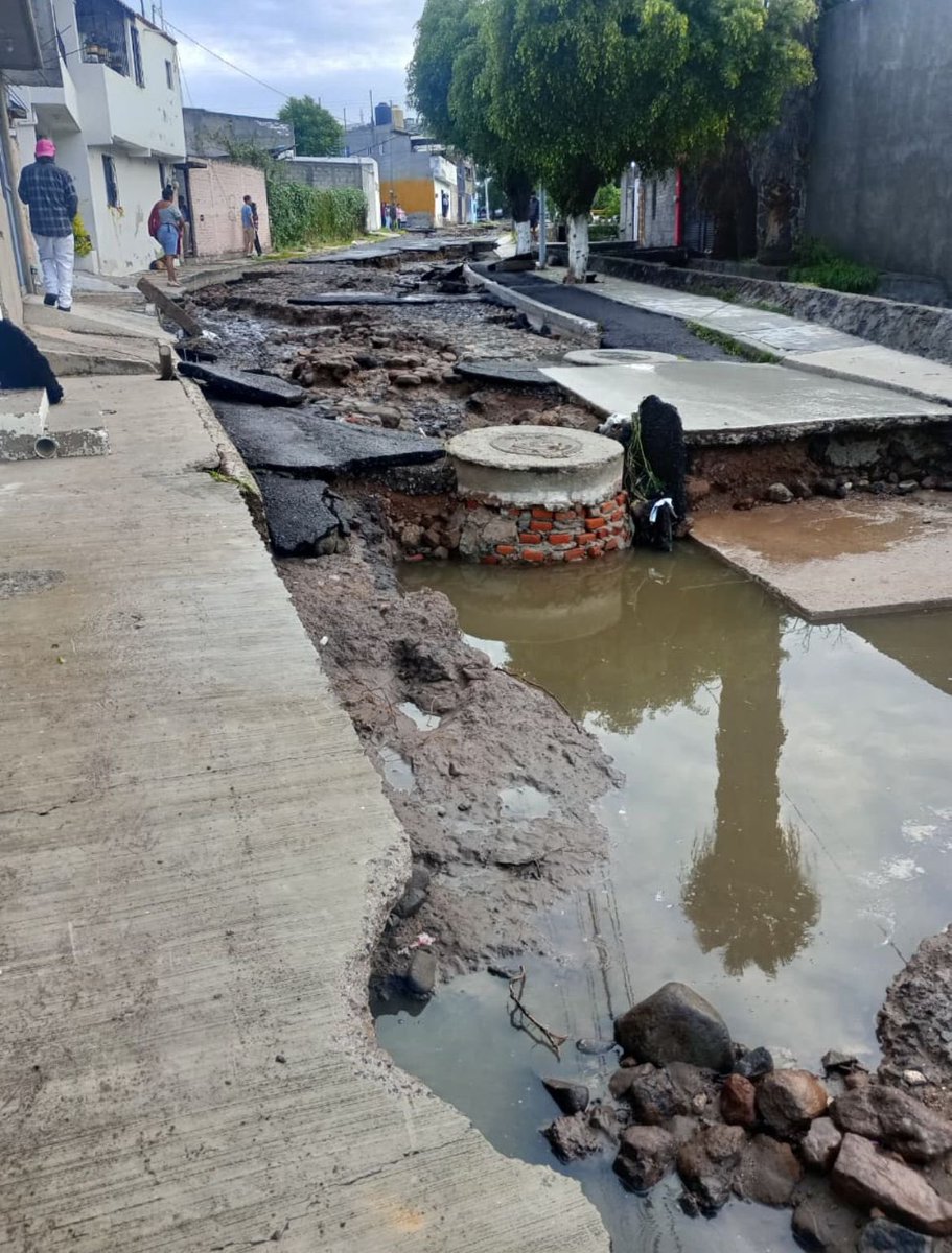 No es broma. Así quedó la calle Obreros en la zona de  Peñuelas, en Querétaro, tras la tromba de este viernes.

Más en lopezdoriga.com
Vía <a href="/CarlosVinicioAR/">Carlos Vinicio Arredondo🎙</a>
