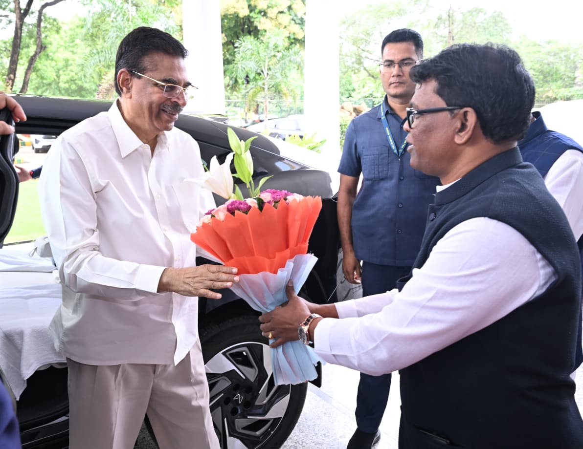 GovernorOdisha's tweet photo. Chaired a review at Raj Bhavan with Ministers Shri Nityanand Gond &amp; Shri Ganesh Ram Singh Khuntia.
Advised an empathetic approach in tribal welfare and timely clearance of FRA applications for community benefit.

– Hon’ble Governor Dr. Hari Babu Kambhampati https://t.co/C2SUPR0tG8
