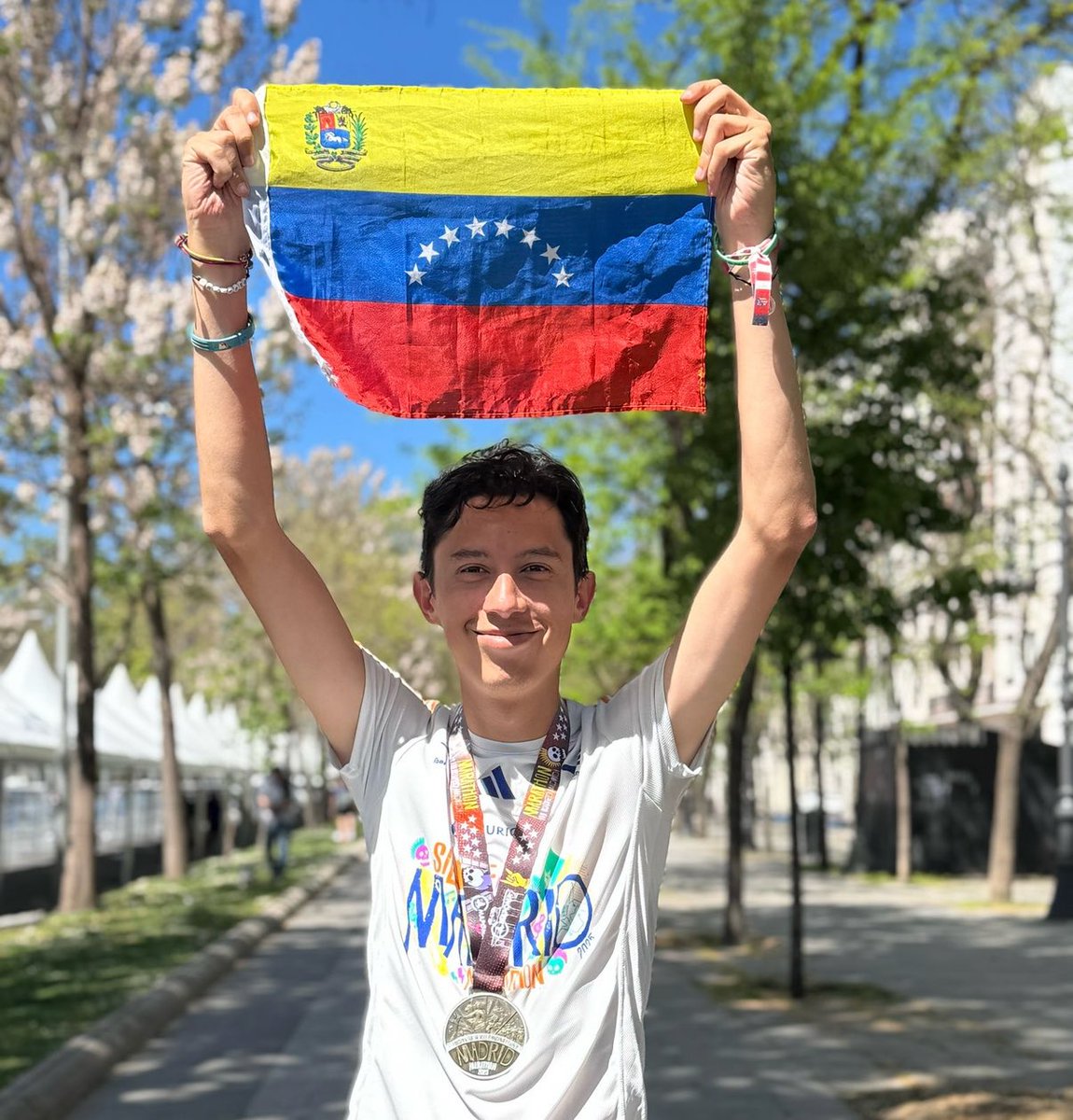 Se cumplen 3 meses de la detención de Carlos.

Carlos trabaja en una agencia de comunicaciones y apoya a ong a llevar mensajes de DDHH. No es ningún delincuente.

Desde hace tres meses no hay día ni momento en que no pensemos que hacer por su libertad. 
#LiberenACarlos por favor!