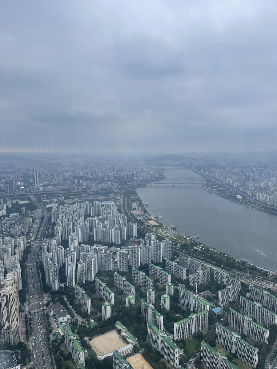 A few pics from the last two days of exploring Seoul, honestly a beautiful city. 
More pics to come !