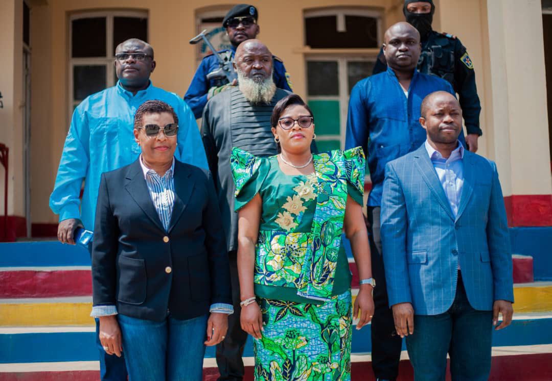 A la mairie de Boma, Mme la DG de la CVM, accompagnée du DGA, a échangé avec Mme la Maire a.i. Claudelle Phemba. 

Un moment de dialogue constructif pour réaffirmer notre volonté et notre engagement commun : faire rayonner et développer durablement la ville portuaire de Boma.