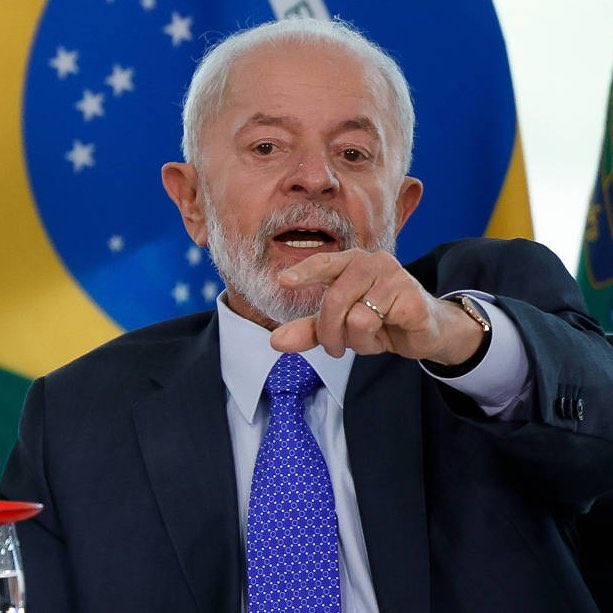 republiqueBRA's tweet image. 😬 ✊🏿 Lula reclama de propaganda do governo federal com homem negro sem dentes, preparada por um antigo ministro para um evento na Alemanha:

🗣️ “Eu chamei o ministro e perguntei: ‘Escuta aqui. Por que você colocou essa fotografia desse senhor negro sem dente? Você acha isso…