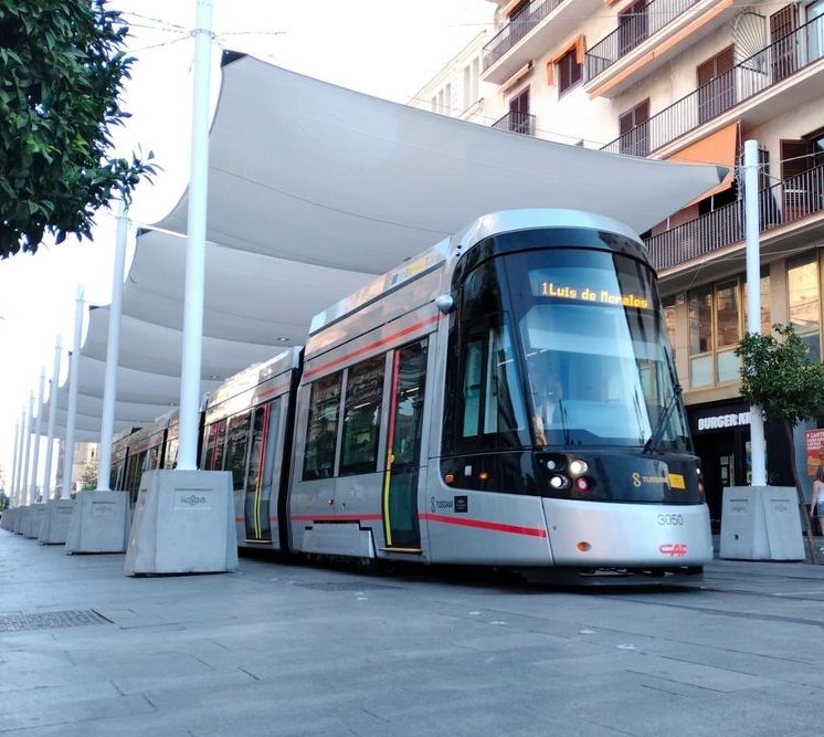 Madrid y Sevilla, unos toldos han costado 1,5 millones de euros y los otros 300.000 euros.

Los de Madrid no te quitan apenas del calor sofocante de la sartén de la Puerta del Sol y los de Sevilla dan sombra a los tranvías (los han puesto cuando termina el verano).

Gestionando👇