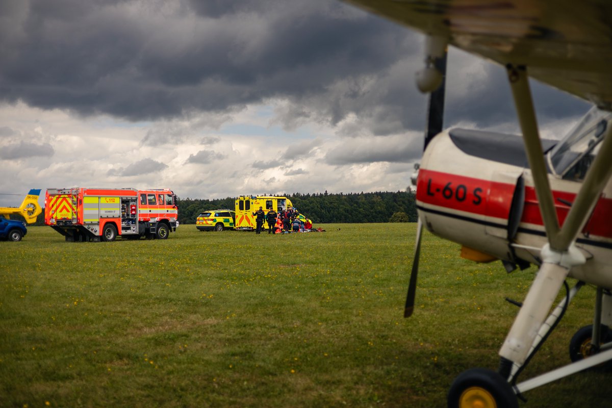 Vrtulník #LZS Hradec Králové dnes (23.8.) dvakrát pomáhal na území Pardubického kraje. Po dopoledním společném zásahu s posádkami <a href="/ZZS_SCK/">Zdravotnická záchranná služba Středočeského kraje</a> a <a href="/zzspak/">ZZS Pardubického kraje</a> u dopravní nehody na Chrudimsku jsme krátce po poledni letěli na žádost ZZS PAK k pádu parašutisty na letiště v Ústí nad Orlicí.