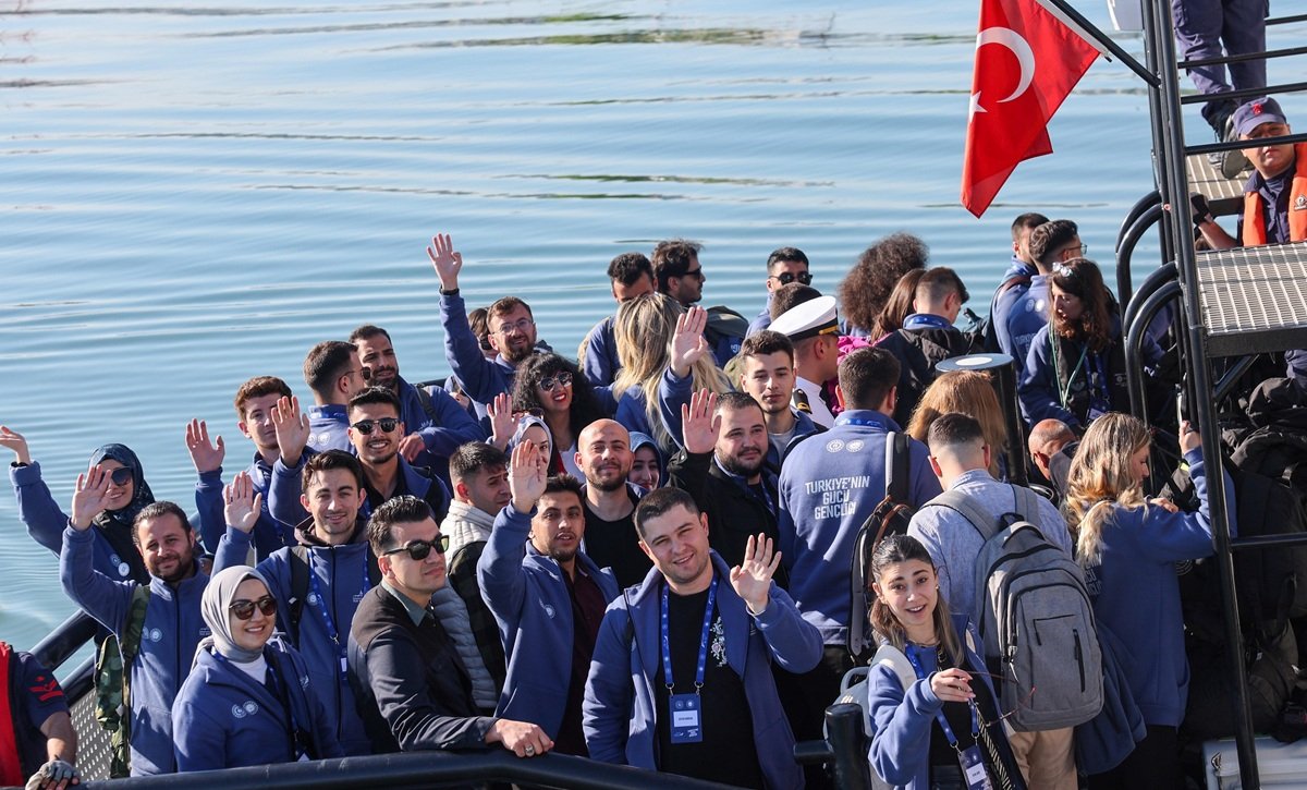 Bu gemi, gururu, geleceği, başarıyı, zaferi taşıyor. 🛳️

Zafer Haftası etkinlikleri kapsamında 350 gencimiz, TCG Anadolu gemisiyle Çanakkale’den İstanbul’a #MaviVatanYolculuğu’na çıkıyor.