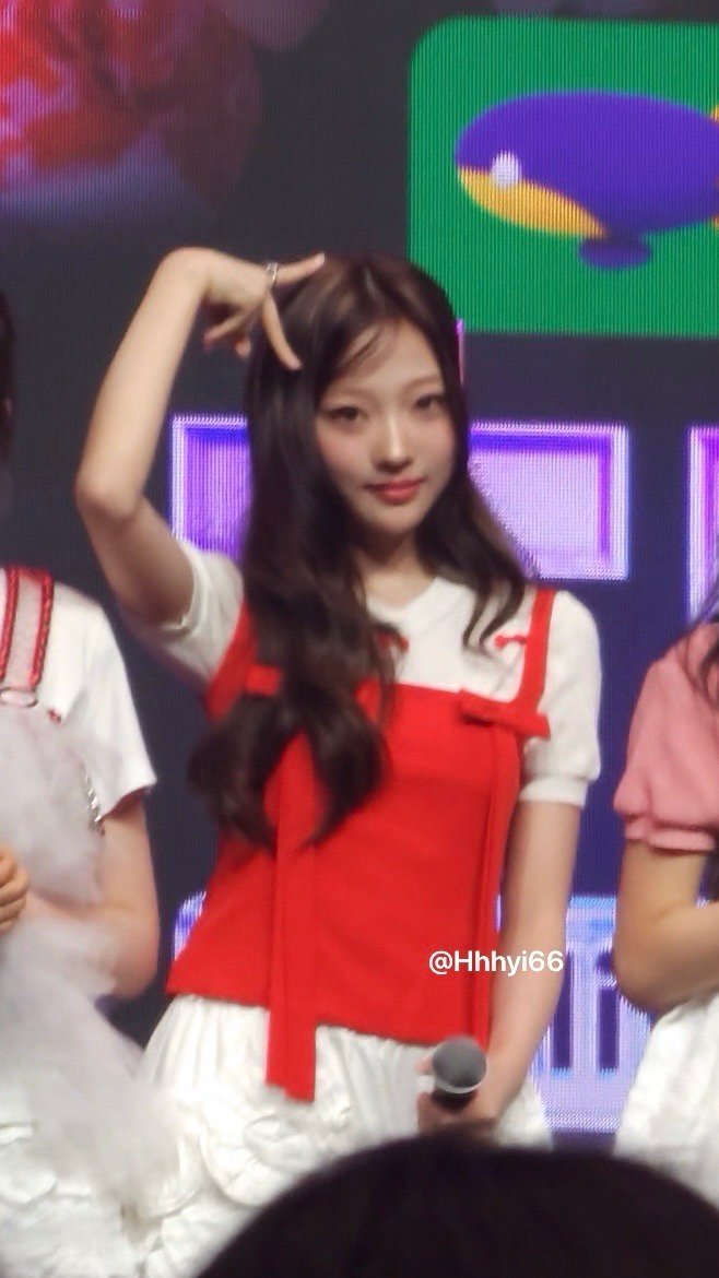 귀여운삔, 깻잎머리, 리본달린 레드착까지 모든요소가 횬님을 돋보이게 하고있어

🔗m.weibo.cn/detail/5202558…