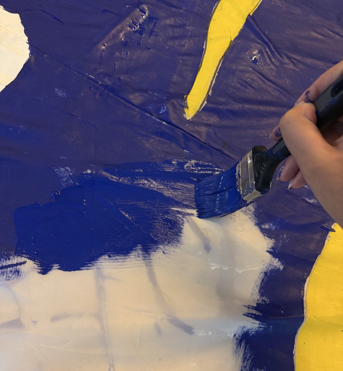 ellen_dyeson's tweet photo. Exakt tre veckor till premiär och tifoförberedelserna pågår för fullt! Glöm inte att stötta NBS Tifo 123 669 23 05. #hv71 🤍💛💙 https://t.co/qfrthLfBQb