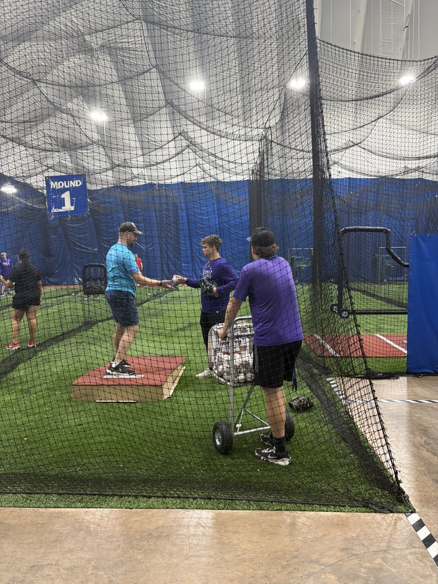 Proud of our players, who spent yesterday at the Bo Dome in Hilliard helping out at the Special Skills Camp. 

Great to give back and share the game with some incredible kids.