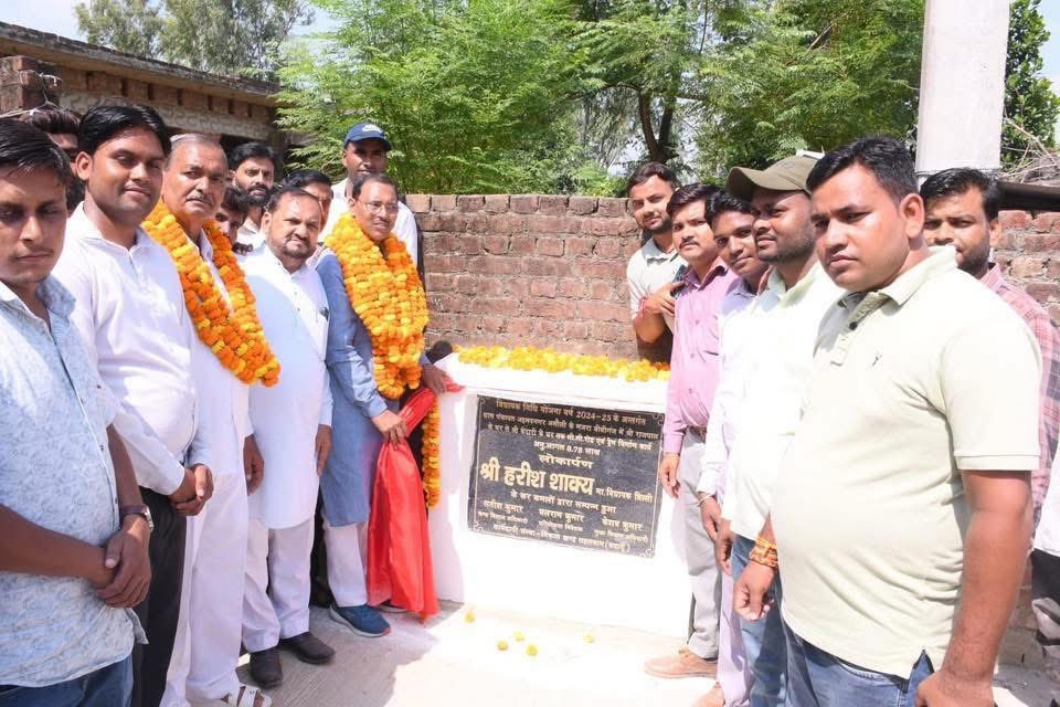 आज विधानसभा क्षेत्र की ग्राम पंचायत 'नगला जाटान'एवं बीबीगंज में नव निर्मित सीसी रोड़ का लोकार्पण किया ।मैं आप सबको यह विश्वास दिलाता हूं कि विधानसभा क्षेत्र की कोई भी ऐसी ग्राम पंचायत नहीं बचेगी जिसमें मेरे द्वारा कोई कार्य न कराया जाए ।संपूर्ण बिल्सी विधानसभा क्षेत्र का विकास ..