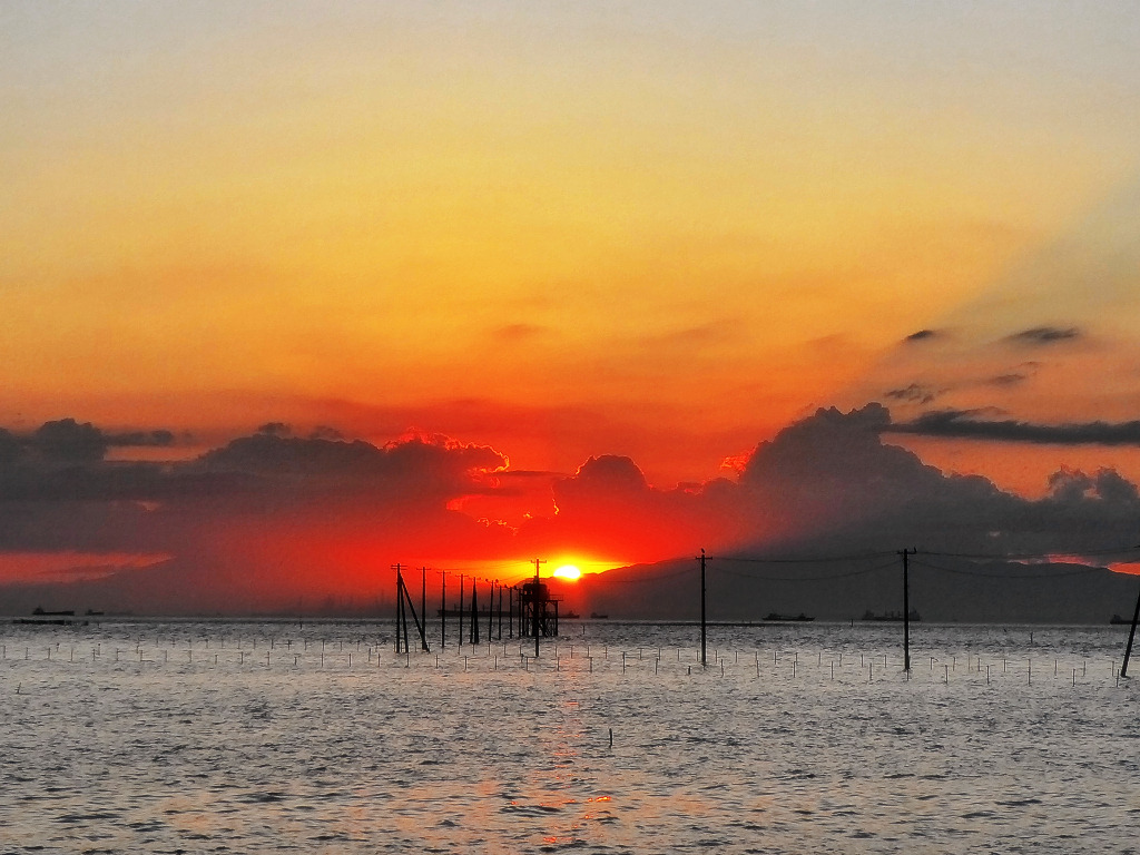 夕日の感動 This beautiful Japanese scene stands upon the prayers of the