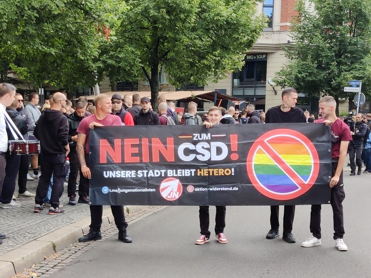 1251 der #neonazis|tische Aufmarsch in #Magdeburg  stellt sich nun auf.
#md2308
