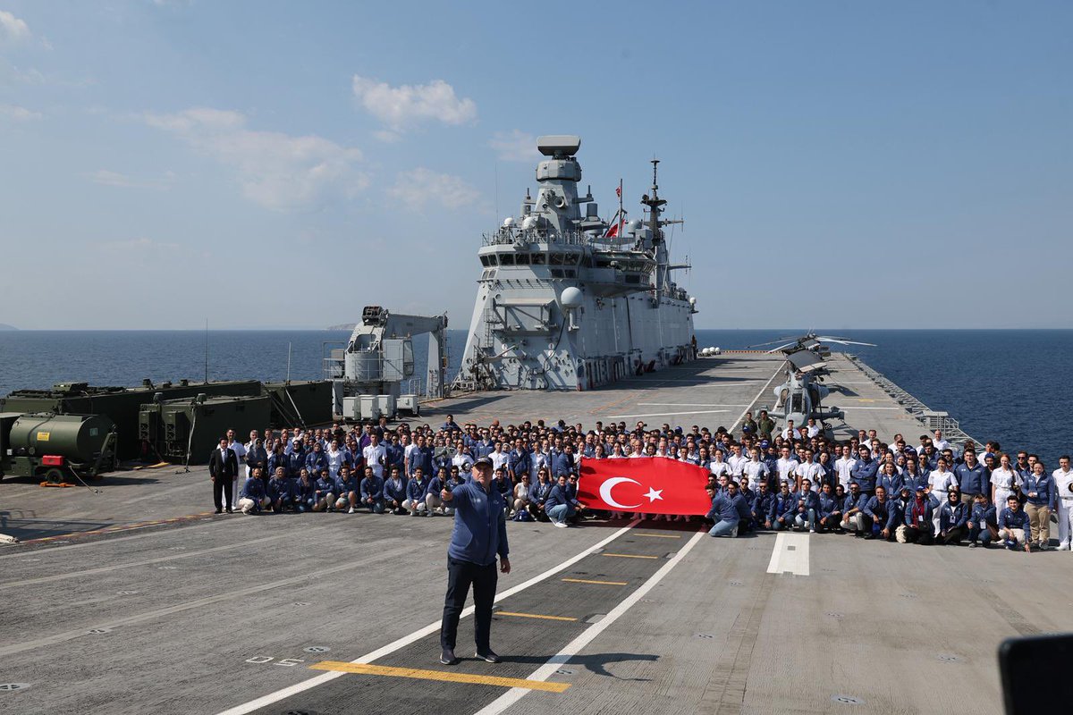 GSBgenclik's tweet photo. Gençlik ve Spor Bakanımız @OA_BAK , gençlerimize #MaviVatanYolculuğu'nda eşlik ediyor.

@tcsavunma’nın değerli komutanlarından önemli bilgiler alan gençlerimiz, heyecan dolu ve tarihi bir yolculukta olmanın gururunu yaşıyor.

Türkiye, daha büyük başarılara doğru tam yol ilerliyor. 🇹🇷
