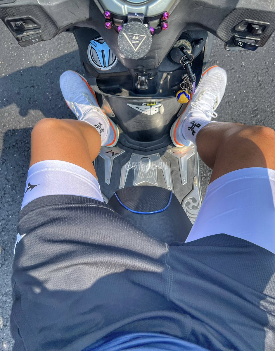 太陽太大 出門下面都濕了💦
味道肯定很濃厚 
差一雙美津濃的跑鞋👟